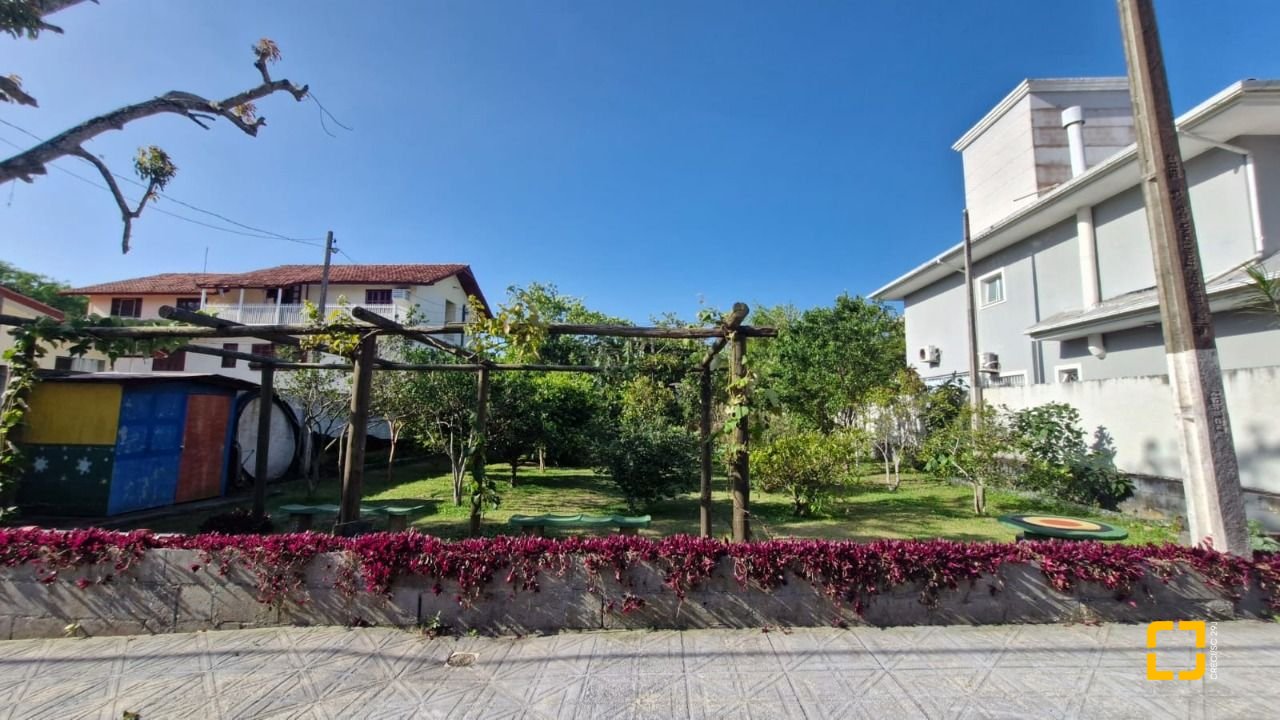 Casa com 235m², 6 quartos (sendo 2 suítes), 1 garagem, no bairro Ingleses em Florianópolis