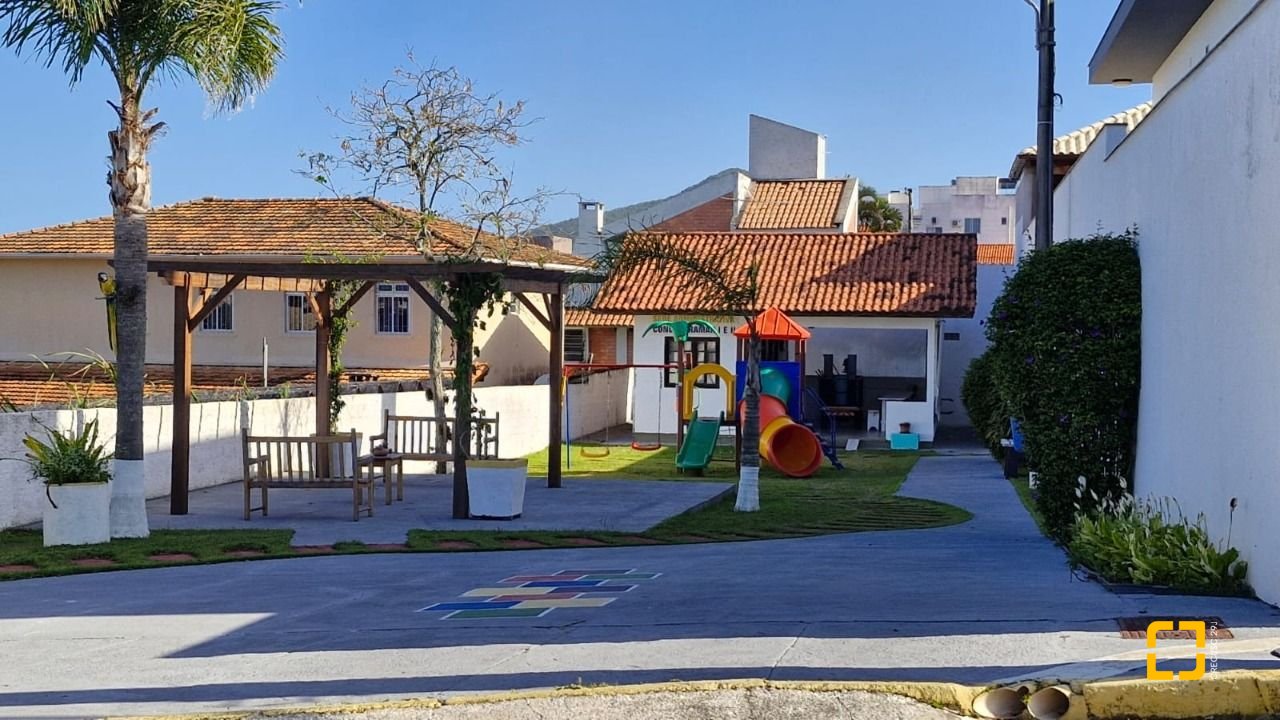 Casa com 235m², 6 quartos (sendo 2 suítes), 1 garagem, no bairro Ingleses em Florianópolis