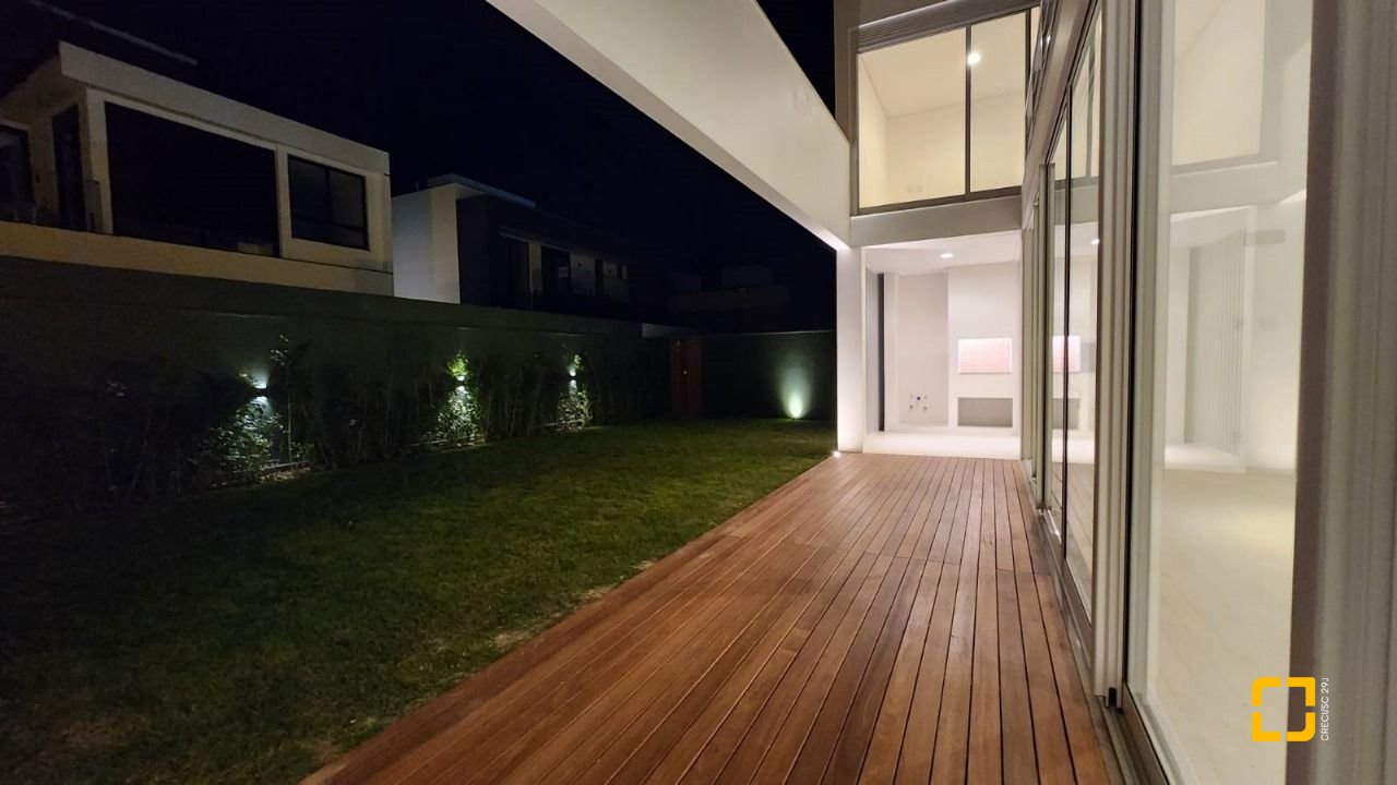 Casa de Condomínio com 297m², 8 quartos (sendo 4 suítes), 6 garagens, no bairro Rio Vermelho em Florianópolis
