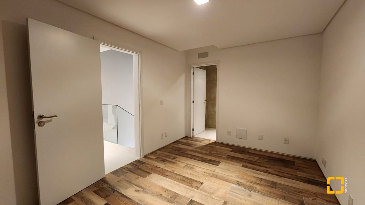 Casa de Condomínio com 297m², 8 quartos (sendo 4 suítes), 6 garagens, no bairro Rio Vermelho em Florianópolis