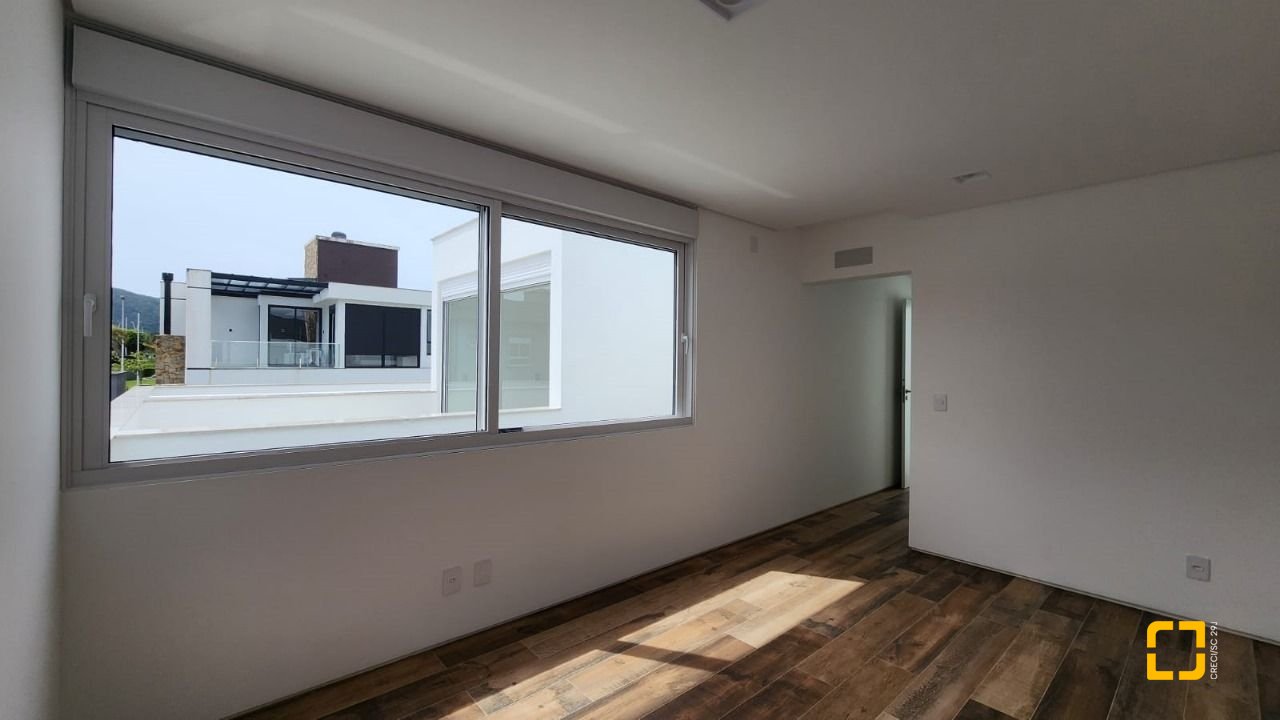 Casa de Condomínio com 297m², 8 quartos (sendo 4 suítes), 6 garagens, no bairro Rio Vermelho em Florianópolis