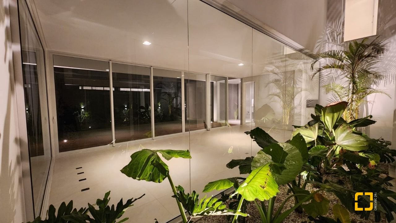 Casa de Condomínio com 297m², 8 quartos (sendo 4 suítes), 6 garagens, no bairro Rio Vermelho em Florianópolis