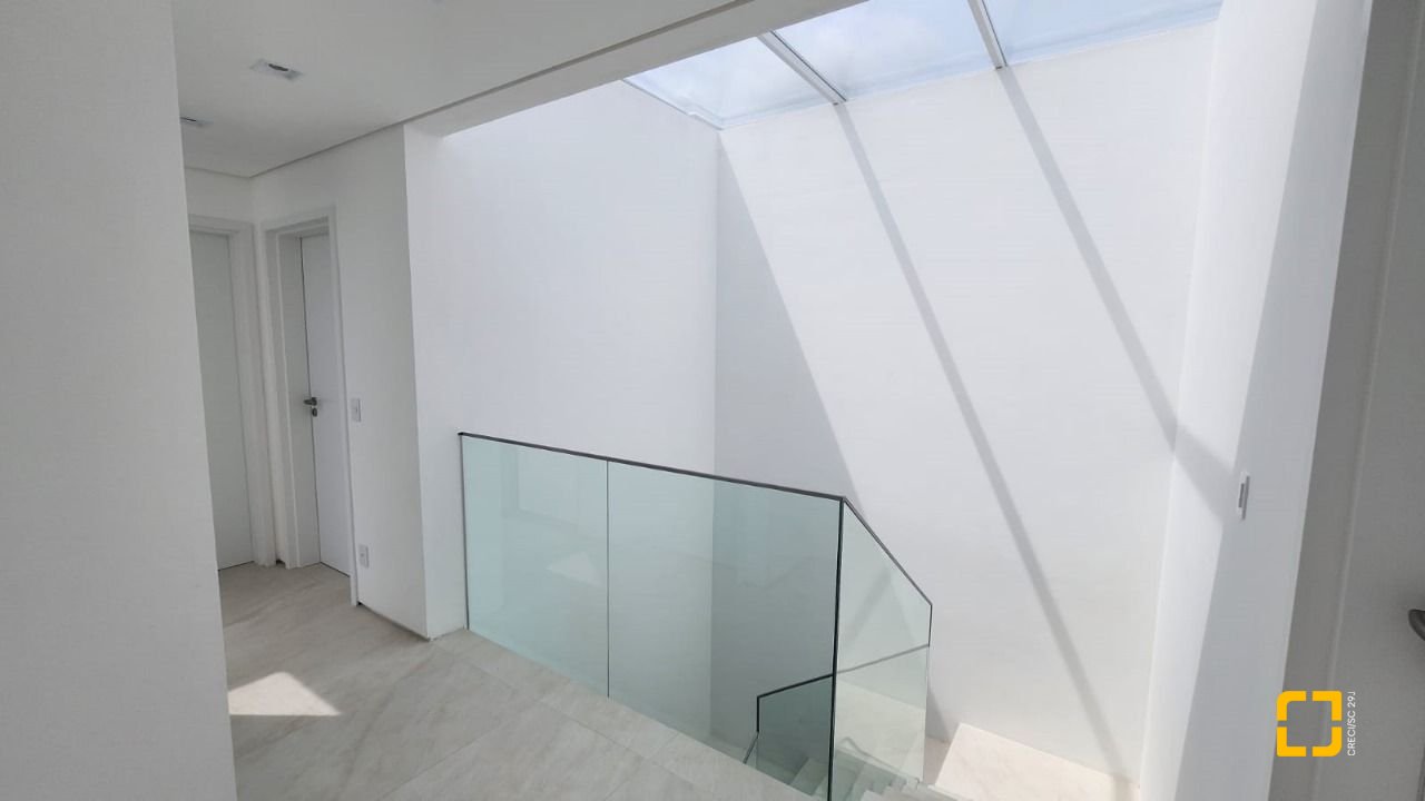 Casa de Condomínio com 297m², 8 quartos (sendo 4 suítes), 6 garagens, no bairro Rio Vermelho em Florianópolis