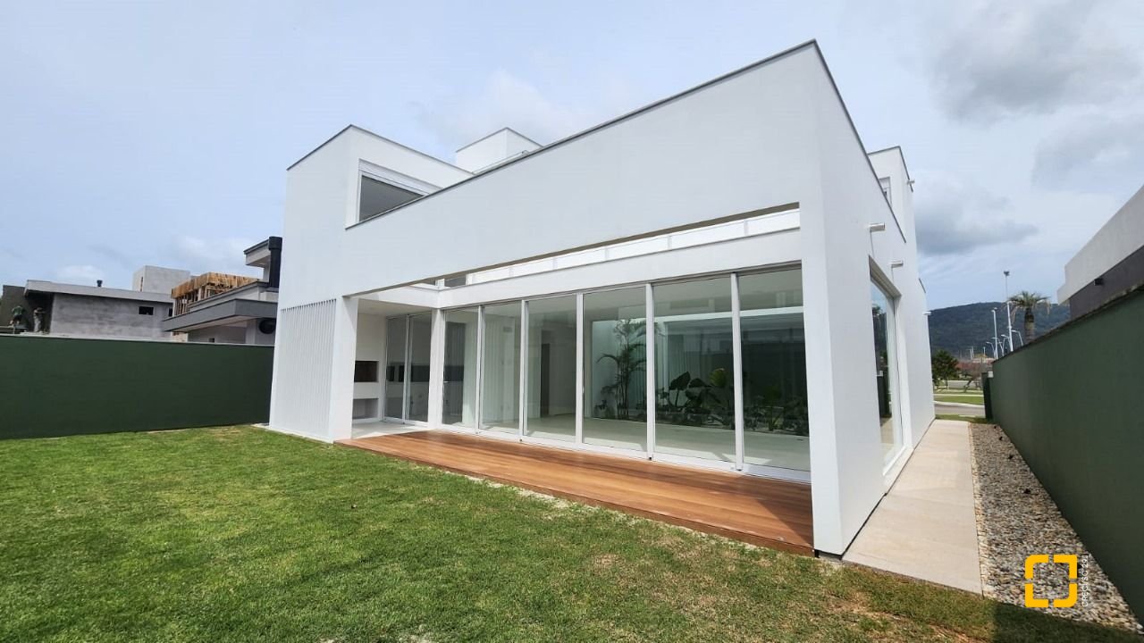 Casa de Condomínio com 297m², 8 quartos (sendo 4 suítes), 6 garagens, no bairro Rio Vermelho em Florianópolis