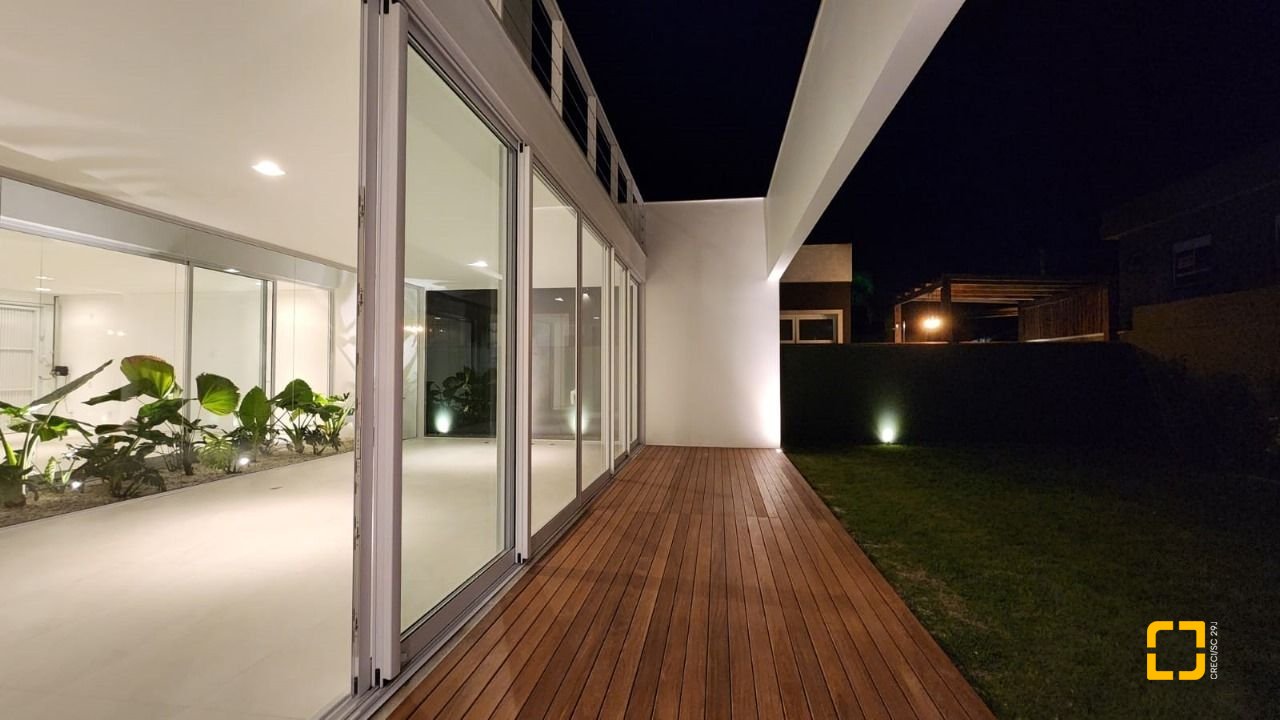 Casa de Condomínio com 297m², 8 quartos (sendo 4 suítes), 6 garagens, no bairro Rio Vermelho em Florianópolis