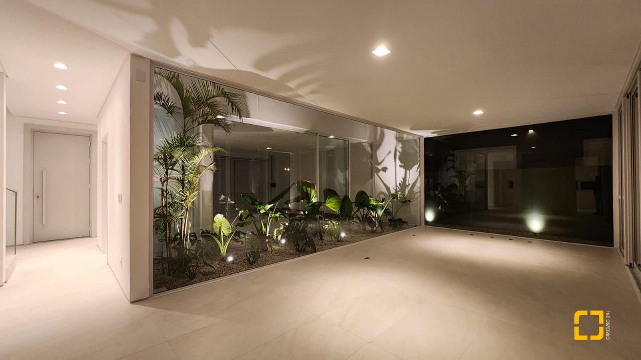 Casa de Condomínio com 297m², 8 quartos (sendo 4 suítes), 6 garagens, no bairro Rio Vermelho em Florianópolis