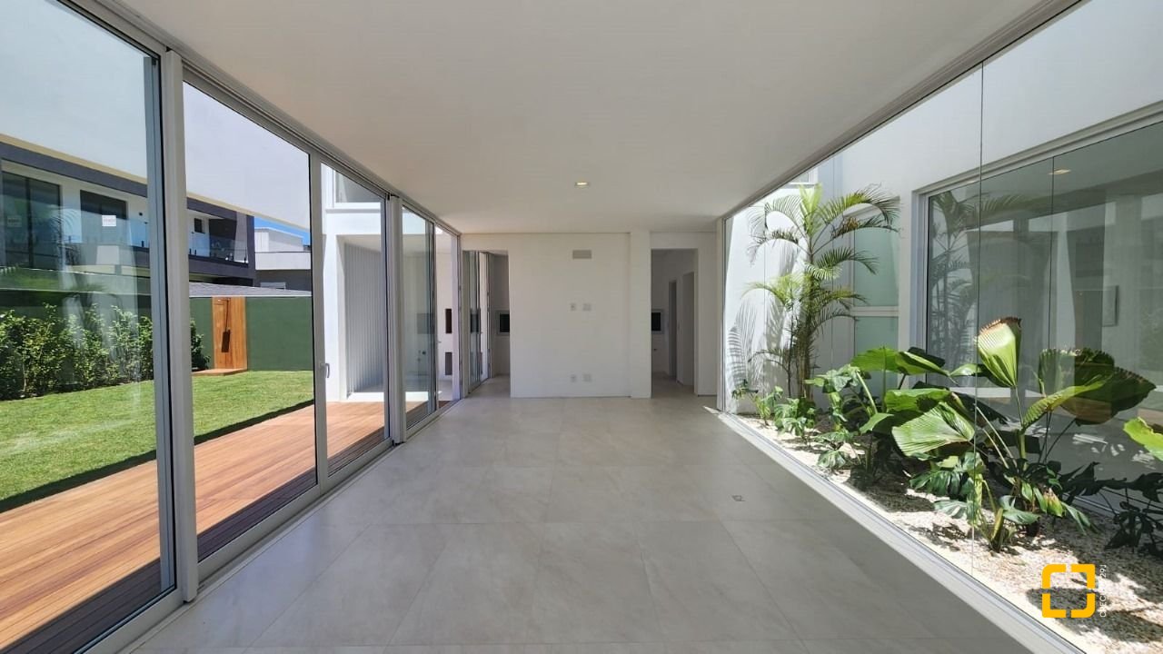 Casa de Condomínio com 297m², 8 quartos (sendo 4 suítes), 6 garagens, no bairro Rio Vermelho em Florianópolis