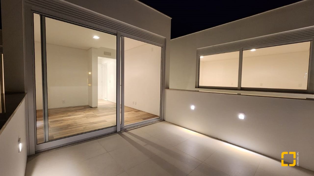Casa de Condomínio com 297m², 8 quartos (sendo 4 suítes), 6 garagens, no bairro Rio Vermelho em Florianópolis