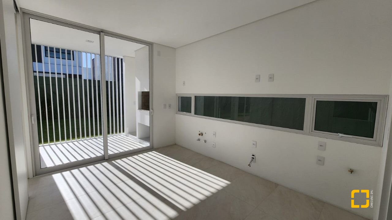 Casa de Condomínio com 297m², 8 quartos (sendo 4 suítes), 6 garagens, no bairro Rio Vermelho em Florianópolis