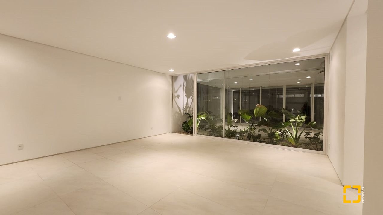 Casa de Condomínio com 297m², 8 quartos (sendo 4 suítes), 6 garagens, no bairro Rio Vermelho em Florianópolis