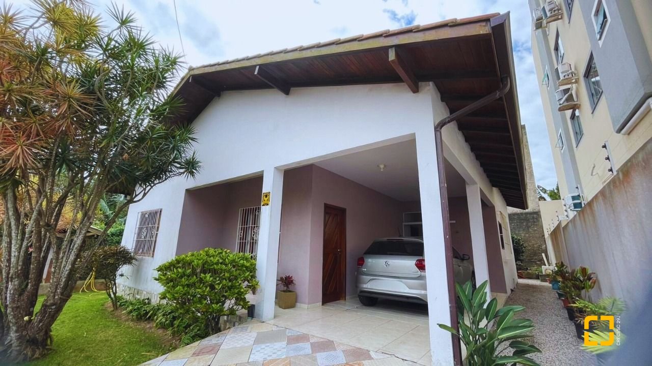 Casa com 122m², 5 quartos (sendo 2 suítes), 2 garagens, no bairro Ingleses em Florianópolis