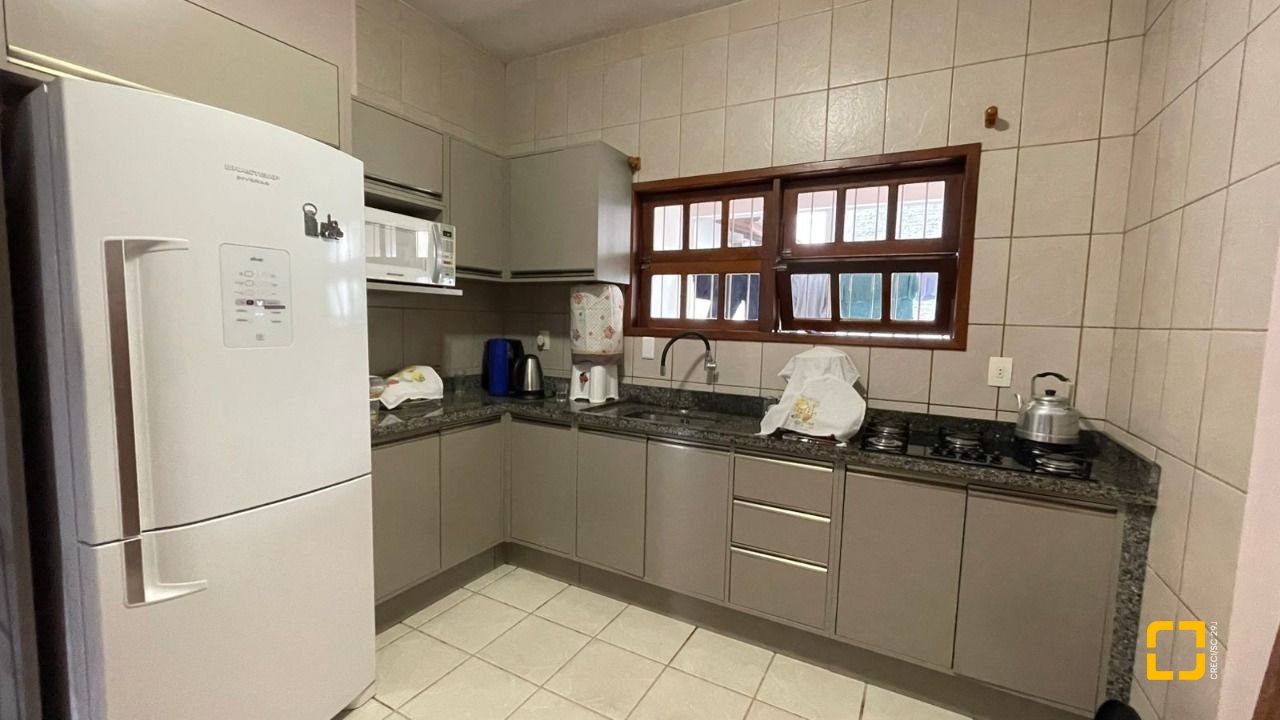 Casa com 122m², 5 quartos (sendo 2 suítes), 2 garagens, no bairro Ingleses em Florianópolis