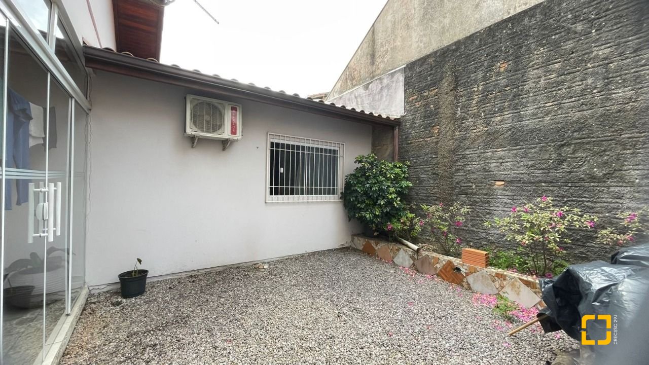 Casa com 122m², 5 quartos (sendo 2 suítes), 2 garagens, no bairro Ingleses em Florianópolis