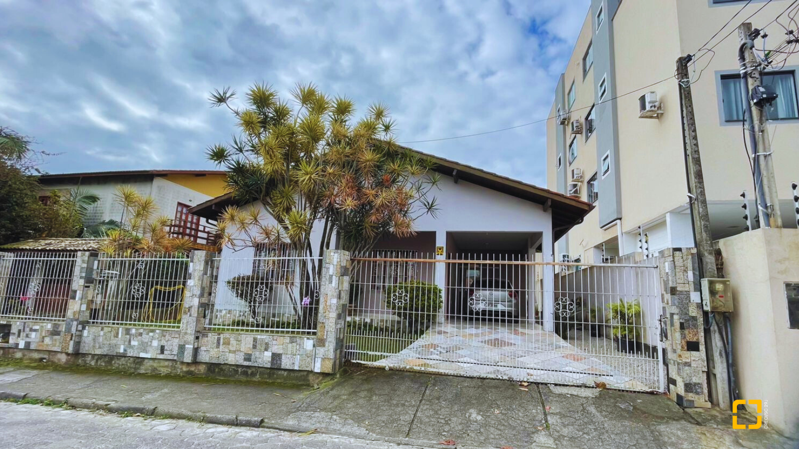 Casa com 122m², 5 quartos (sendo 2 suítes), 2 garagens, no bairro Ingleses em Florianópolis