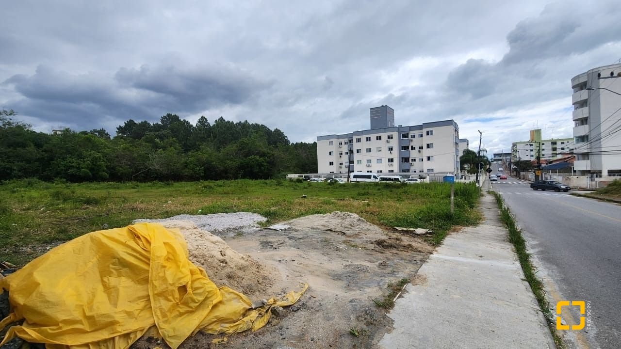 Terreno com 1735m², no bairro Areias em São José