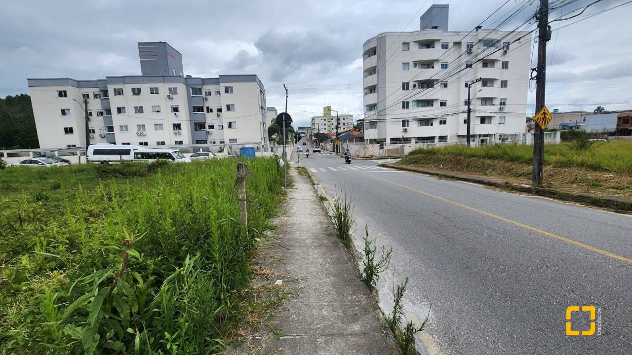 Terreno com 1735m², no bairro Areias em São José