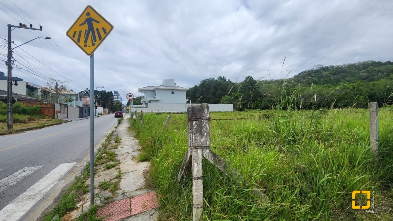 Terreno com 1735m², no bairro Areias em São José