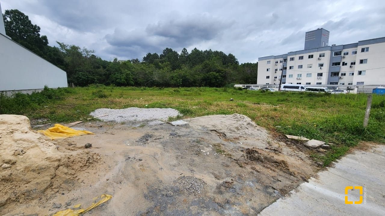 Terreno com 1735m², no bairro Areias em São José