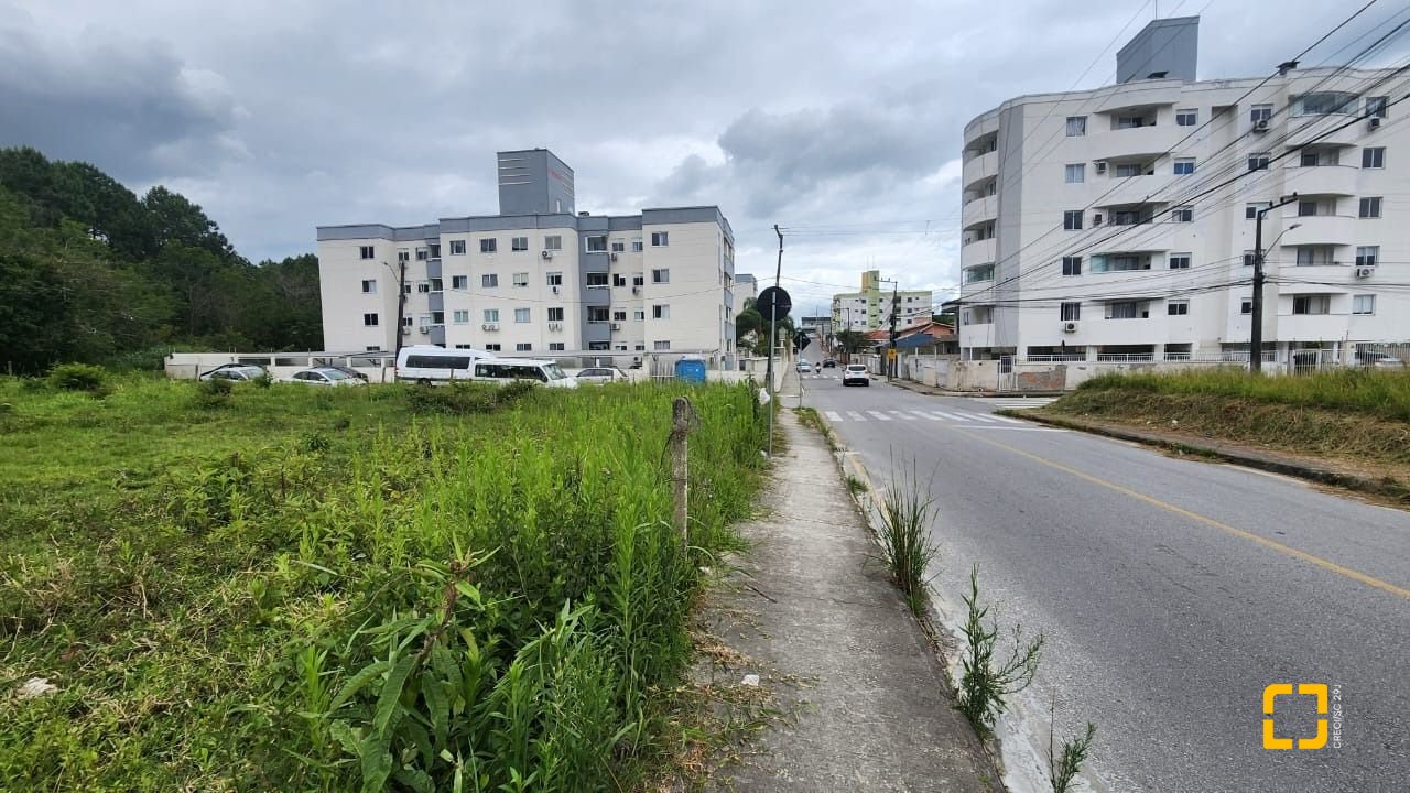 Terreno com 1735m², no bairro Areias em São José