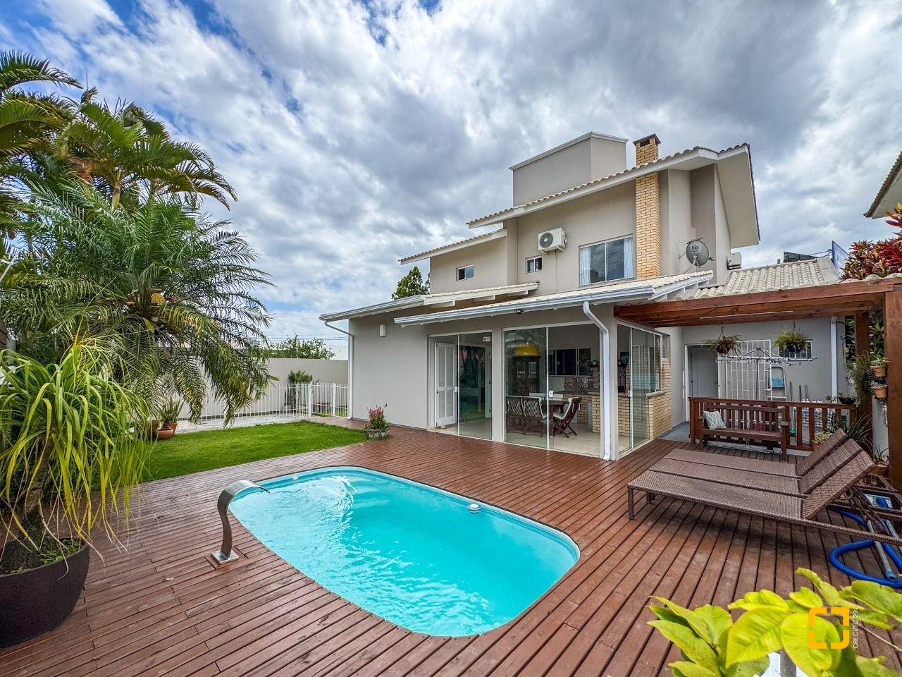 Casa com 189m², 3 quartos (sendo 1 suíte), 2 garagens, no bairro Centro em Palhoça