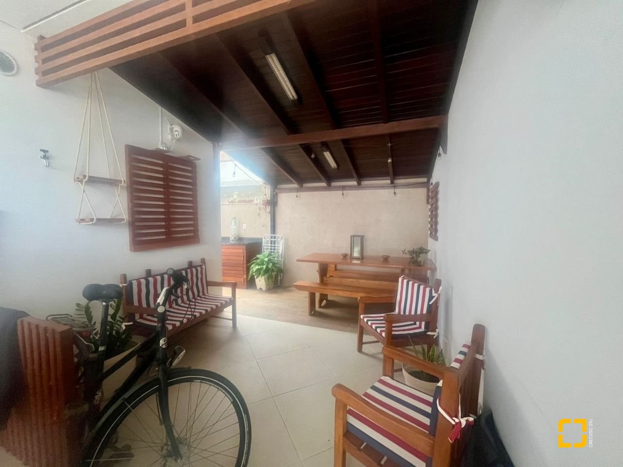 Casa com 121m², 4 quartos (sendo 1 suíte), 2 garagens, no bairro Campeche em Florianópolis