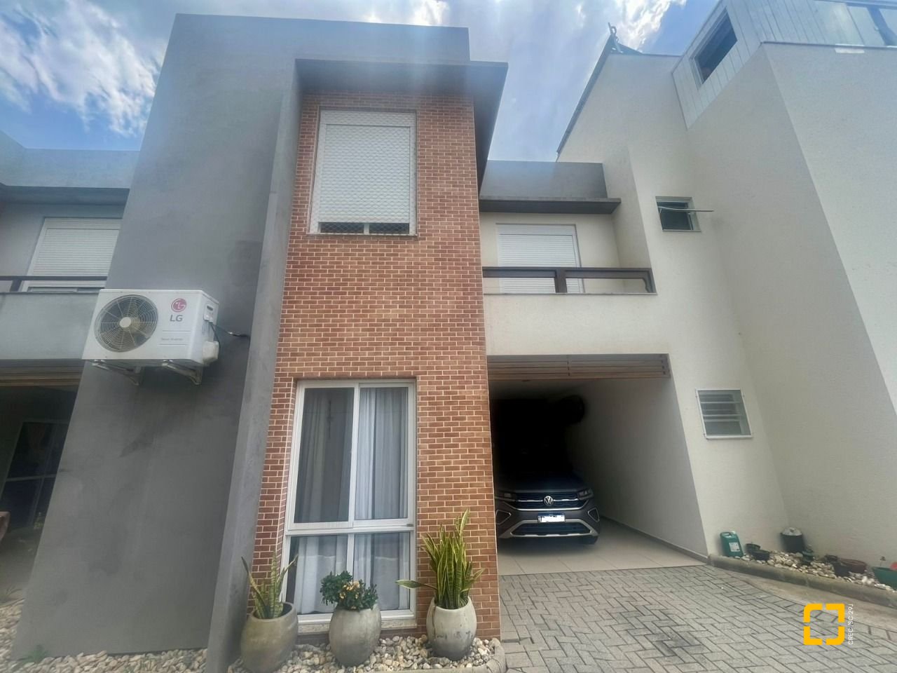 Casa com 121m², 4 quartos (sendo 1 suíte), 2 garagens, no bairro Campeche em Florianópolis