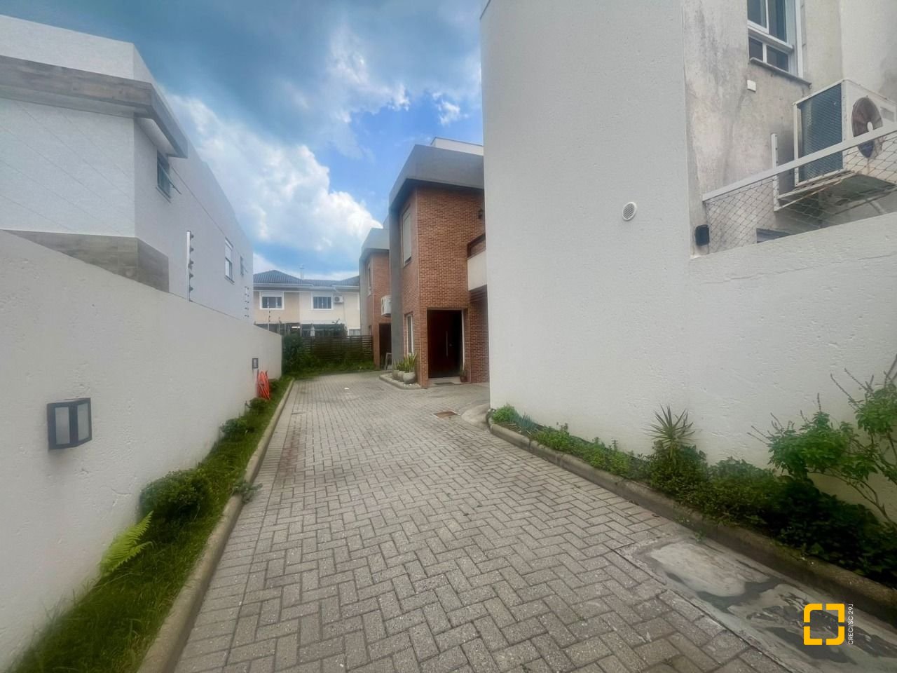 Casa com 121m², 4 quartos (sendo 1 suíte), 2 garagens, no bairro Campeche em Florianópolis