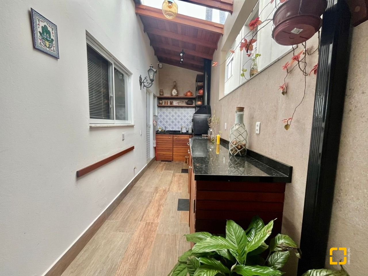 Casa com 121m², 4 quartos (sendo 1 suíte), 2 garagens, no bairro Campeche em Florianópolis