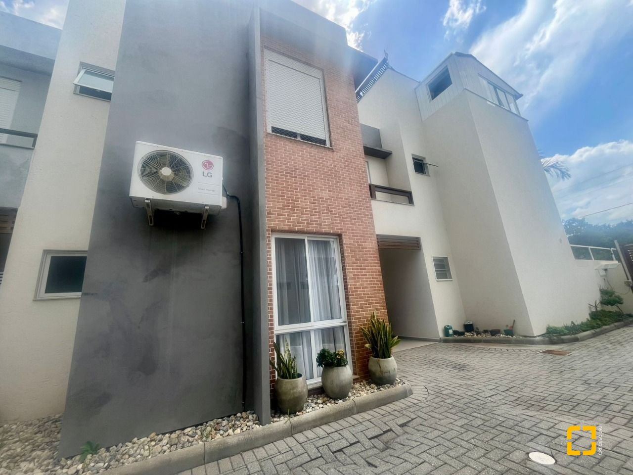 Casa com 121m², 4 quartos (sendo 1 suíte), 2 garagens, no bairro Campeche em Florianópolis