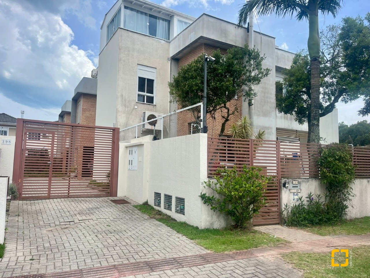 Casa com 121m², 4 quartos (sendo 1 suíte), 2 garagens, no bairro Campeche em Florianópolis