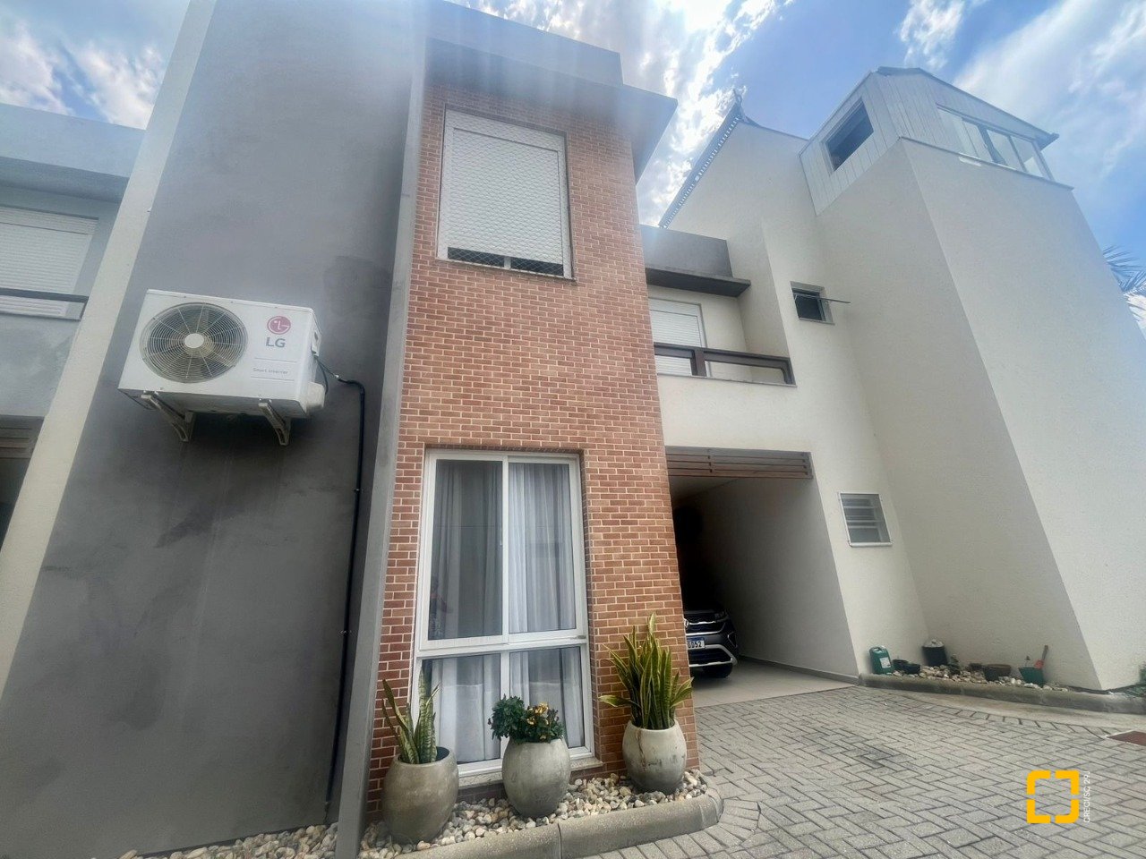 Casa com 121m², 4 quartos (sendo 1 suíte), 2 garagens, no bairro Campeche em Florianópolis