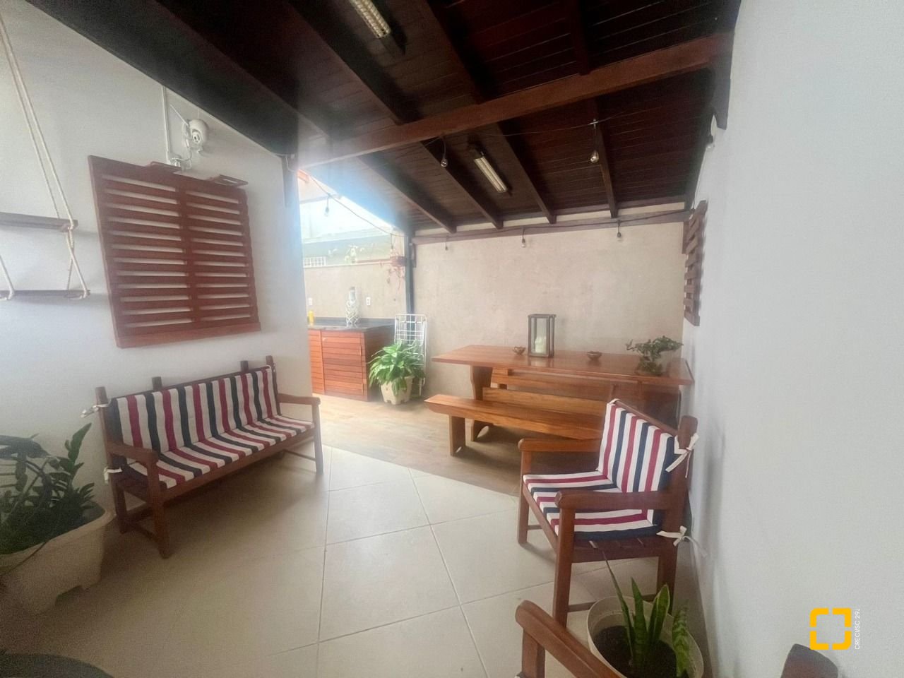 Casa com 121m², 4 quartos (sendo 1 suíte), 2 garagens, no bairro Campeche em Florianópolis