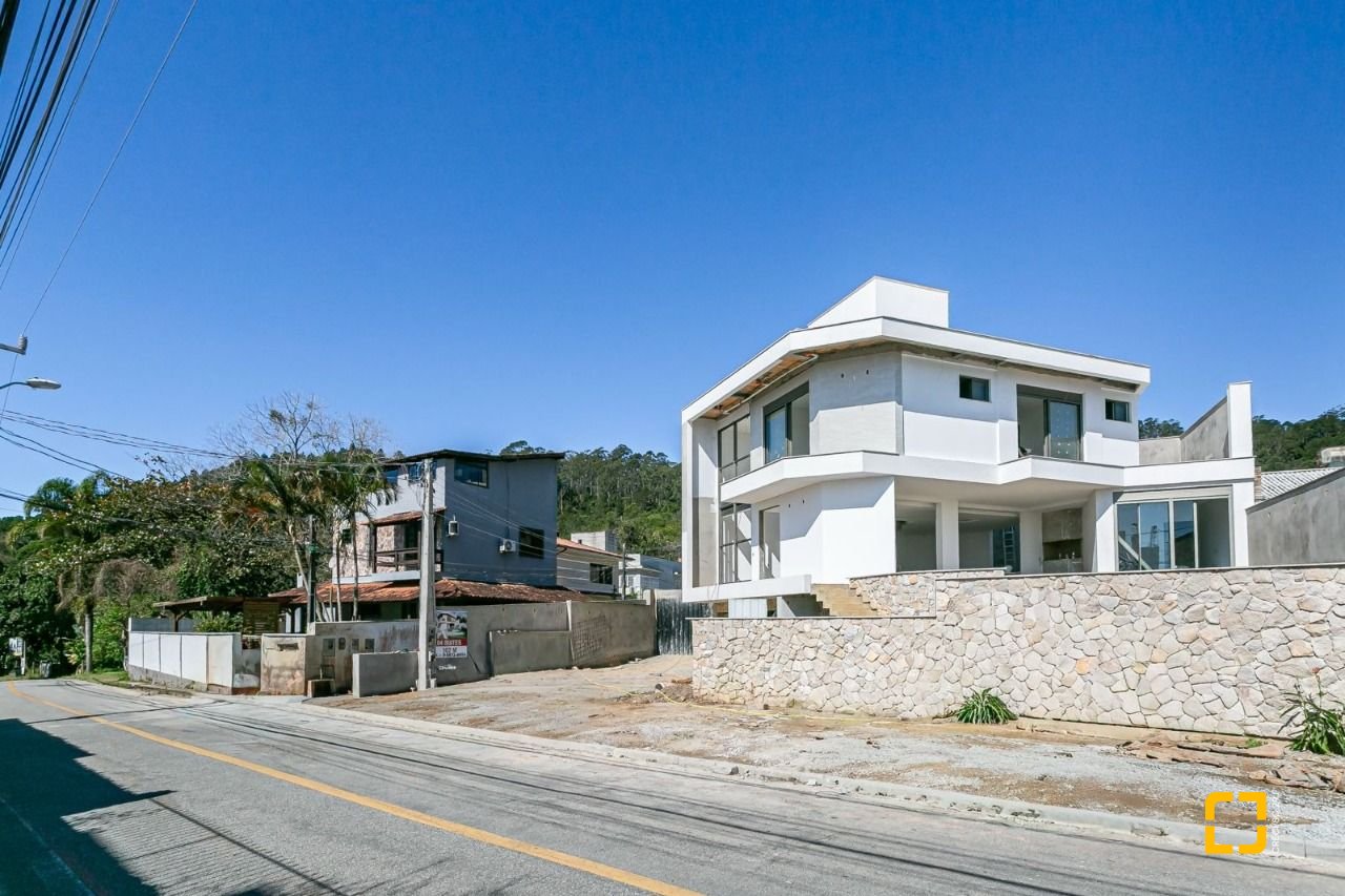 Casa com 302m², 4 quartos (sendo 4 suítes), 3 garagens, no bairro Cacupe em Florianópolis
