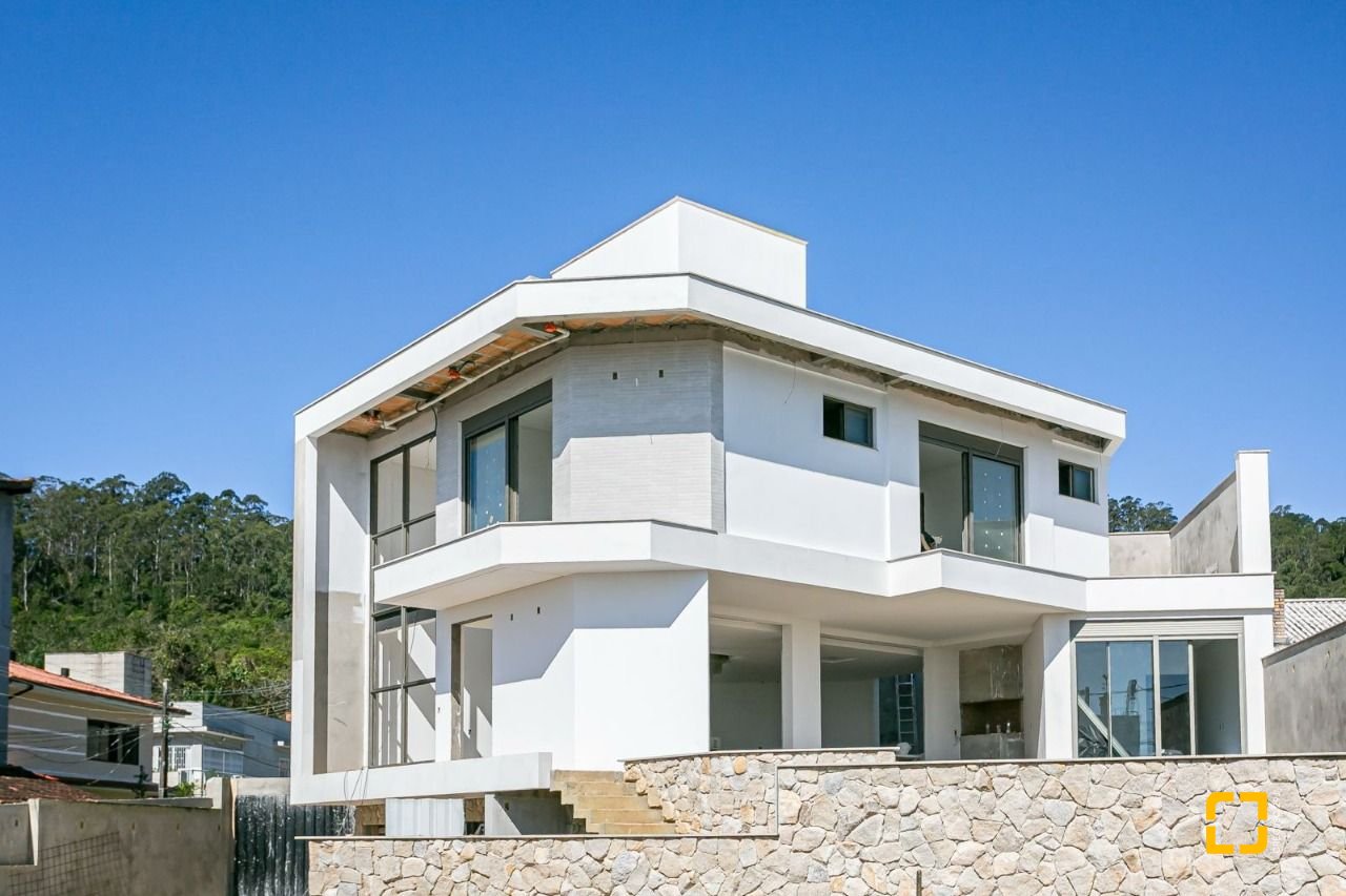 Casa com 302m², 4 quartos (sendo 4 suítes), 3 garagens, no bairro Cacupe em Florianópolis