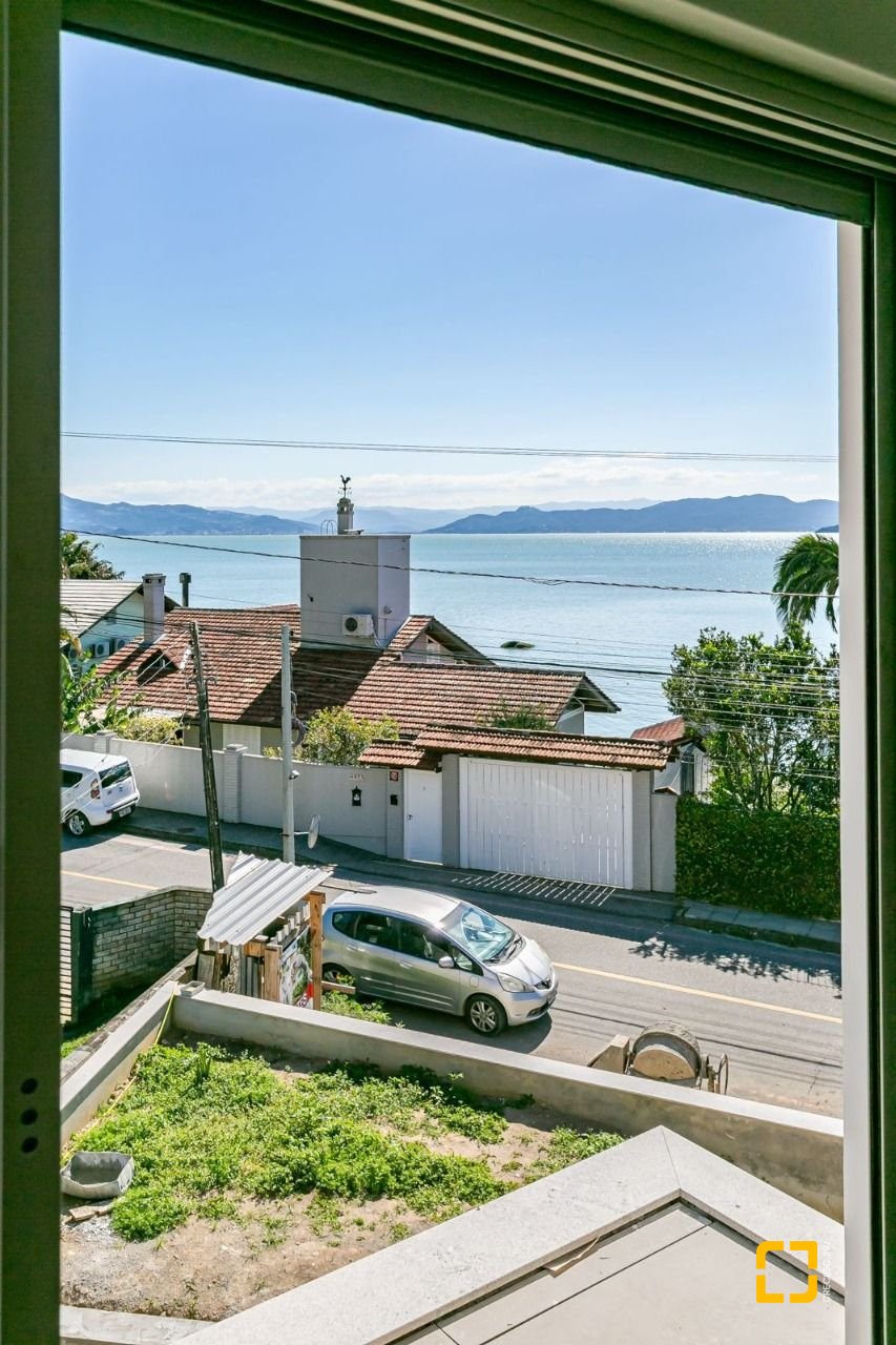 Casa com 302m², 4 quartos (sendo 4 suítes), 3 garagens, no bairro Cacupe em Florianópolis