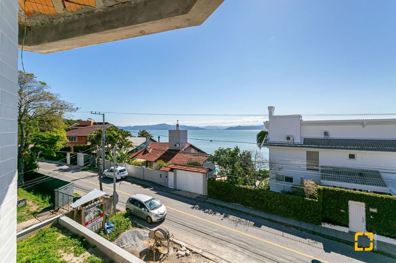 Casa com 302m², 4 quartos (sendo 4 suítes), 3 garagens, no bairro Cacupe em Florianópolis