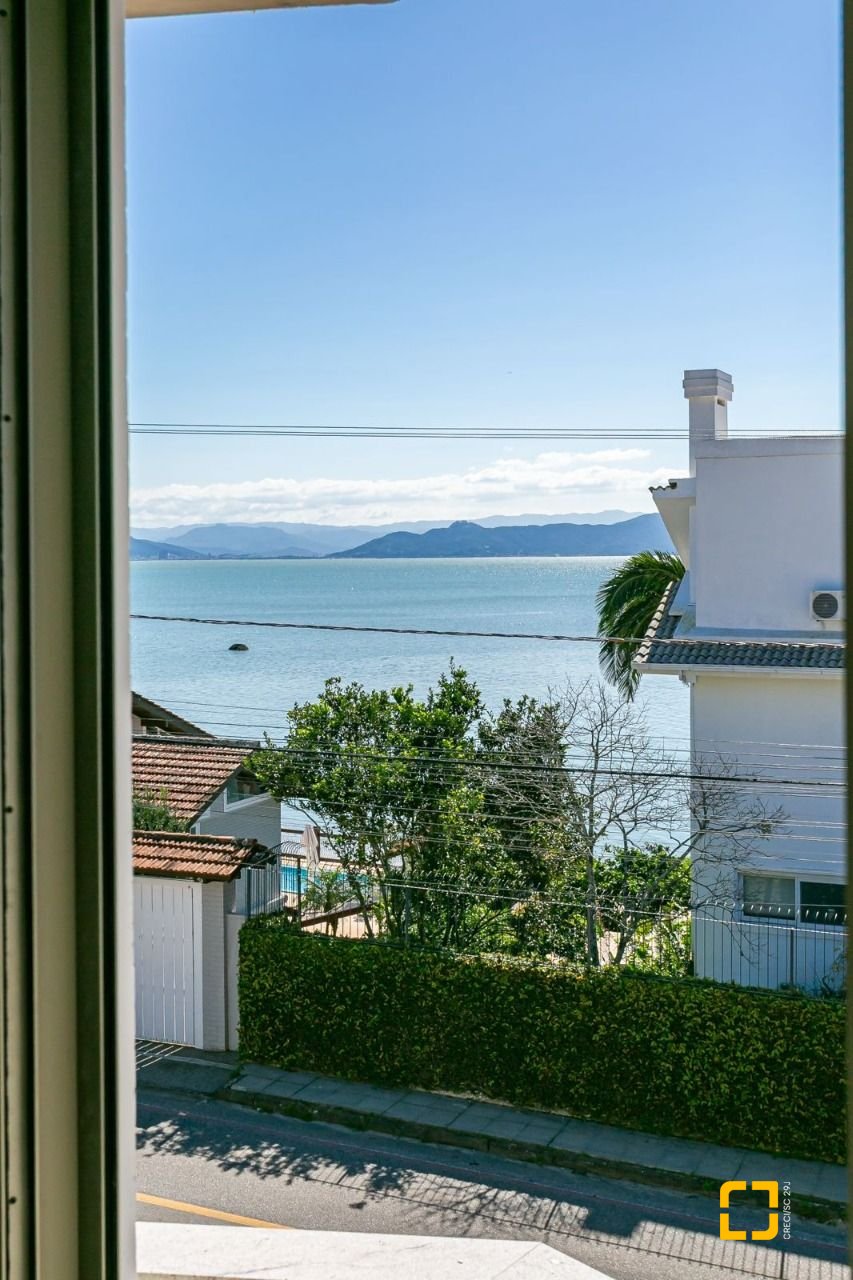 Casa com 302m², 4 quartos (sendo 4 suítes), 3 garagens, no bairro Cacupe em Florianópolis