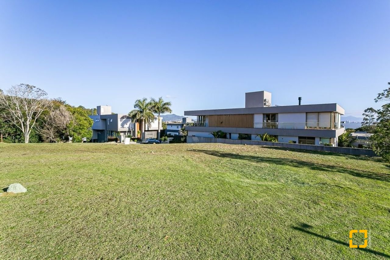 Terreno com 761m², no bairro Cacupe em Florianópolis