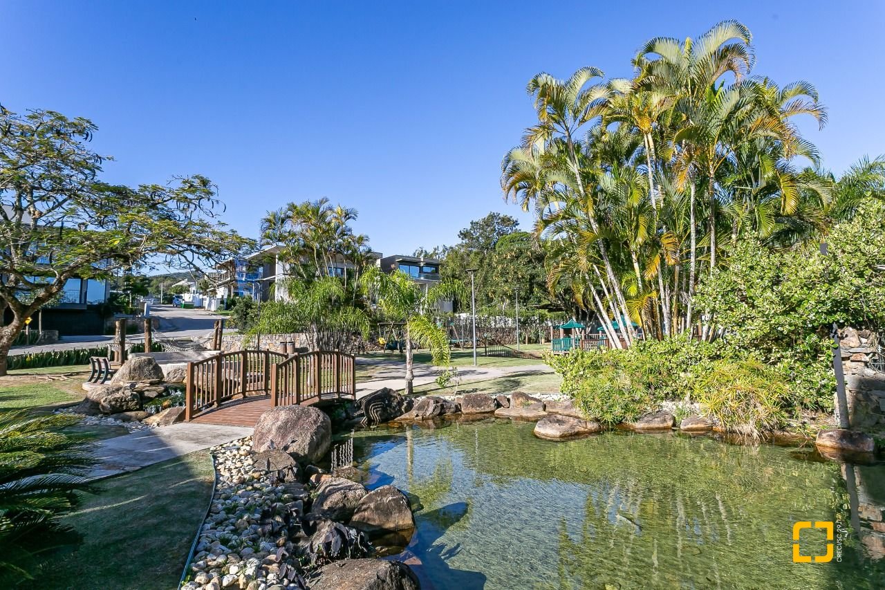 Terreno com 761m², no bairro Cacupe em Florianópolis