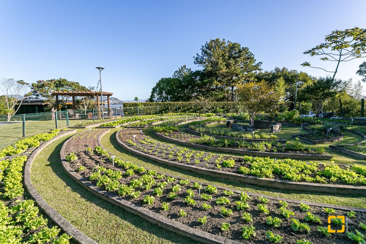 Terreno com 761m², no bairro Cacupe em Florianópolis