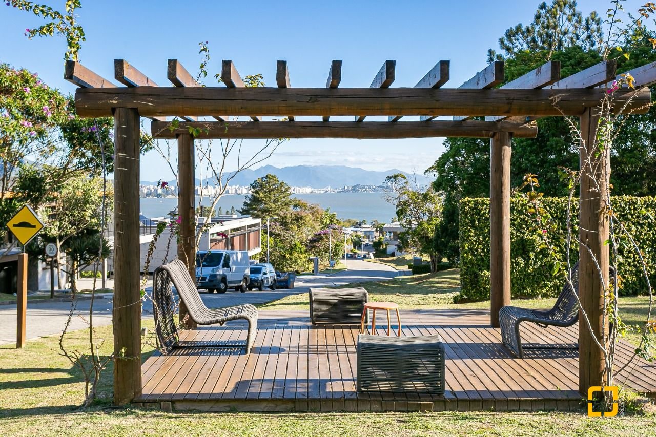 Terreno com 761m², no bairro Cacupe em Florianópolis