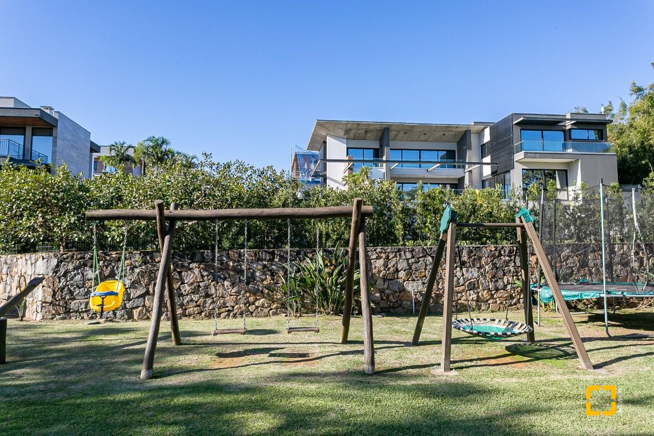 Terreno com 761m², no bairro Cacupe em Florianópolis