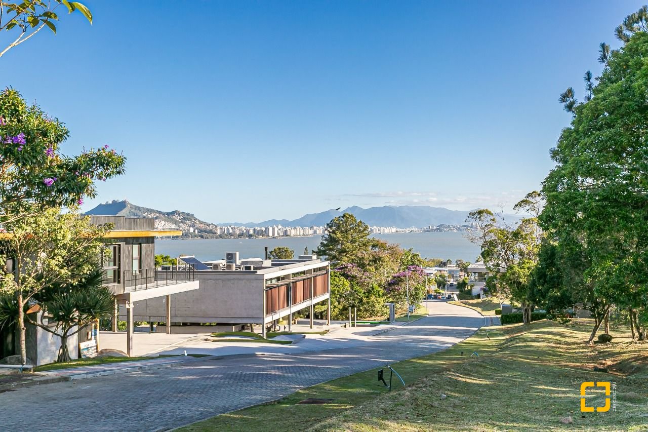 Terreno com 761m², no bairro Cacupe em Florianópolis