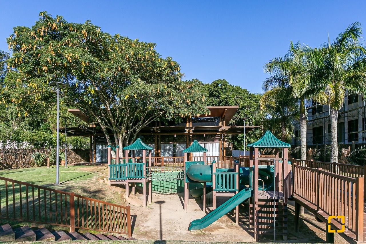 Terreno com 761m², no bairro Cacupe em Florianópolis