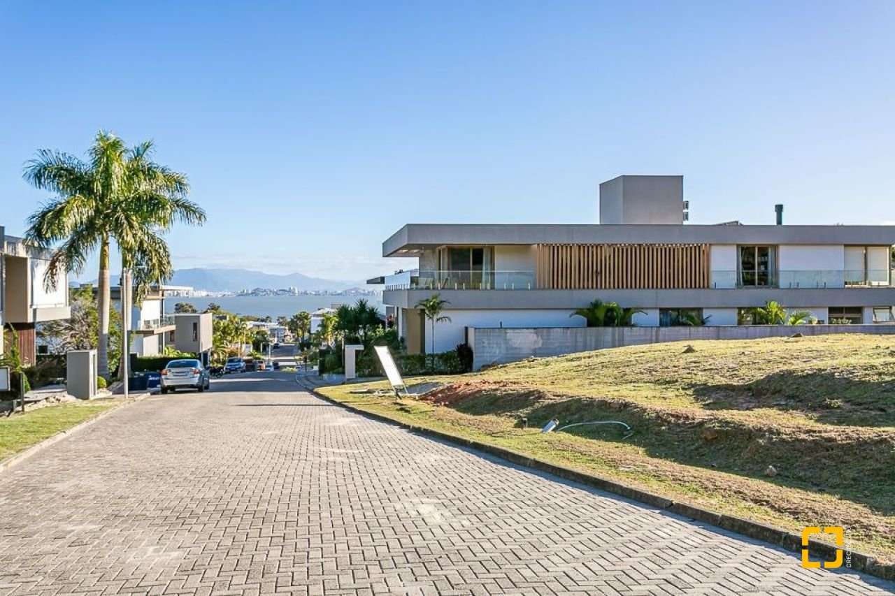 Terreno com 761m², no bairro Cacupe em Florianópolis