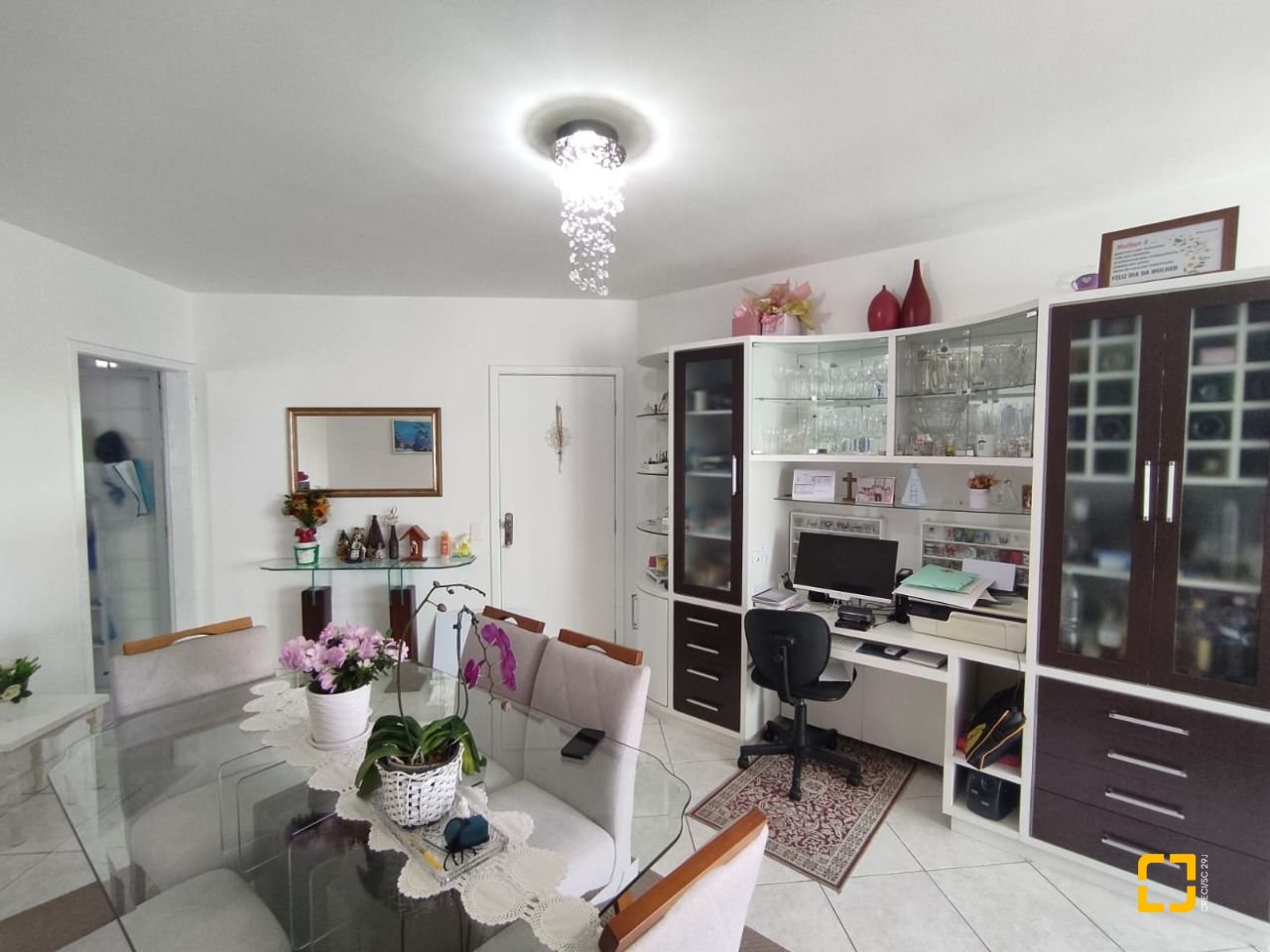 Apartamento com 104m², 4 quartos (sendo 1 suíte), 1 garagem, no bairro Coqueiros em Florianópolis