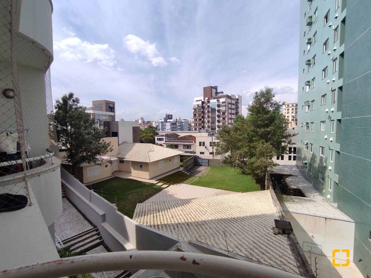 Apartamento com 104m², 4 quartos (sendo 1 suíte), 1 garagem, no bairro Coqueiros em Florianópolis