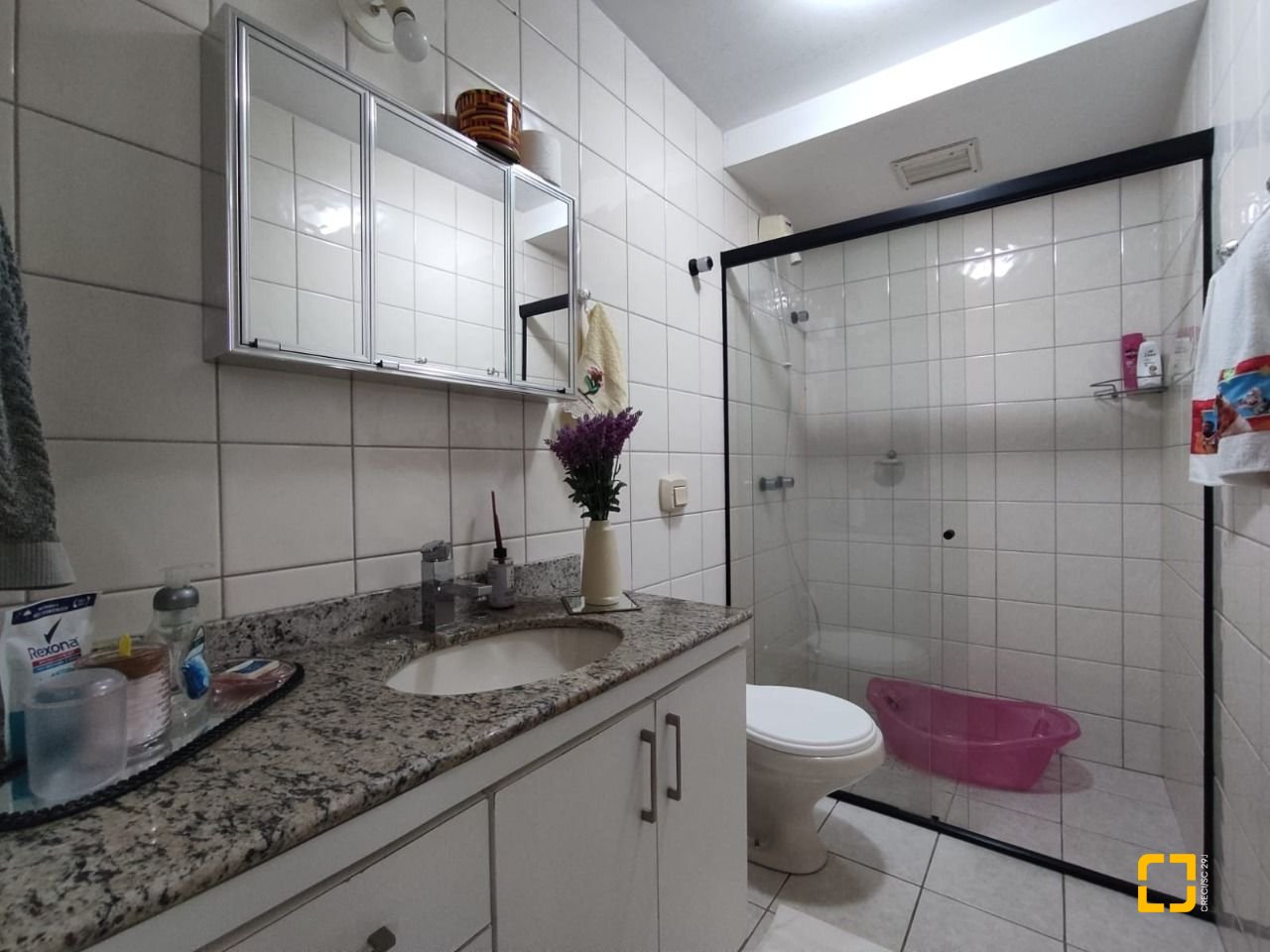 Apartamento com 104m², 4 quartos (sendo 1 suíte), 1 garagem, no bairro Coqueiros em Florianópolis