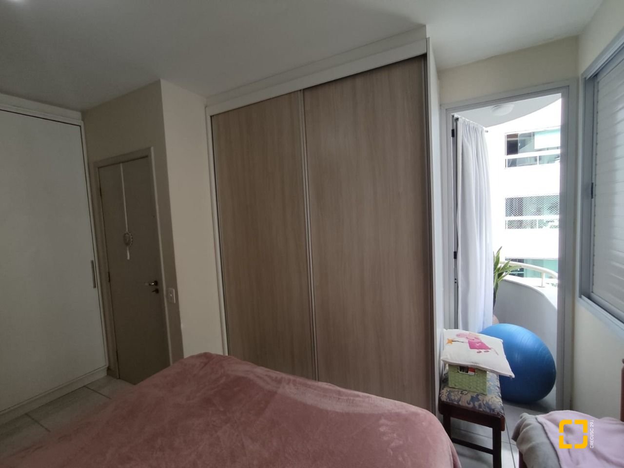 Apartamento com 104m², 4 quartos (sendo 1 suíte), 1 garagem, no bairro Coqueiros em Florianópolis