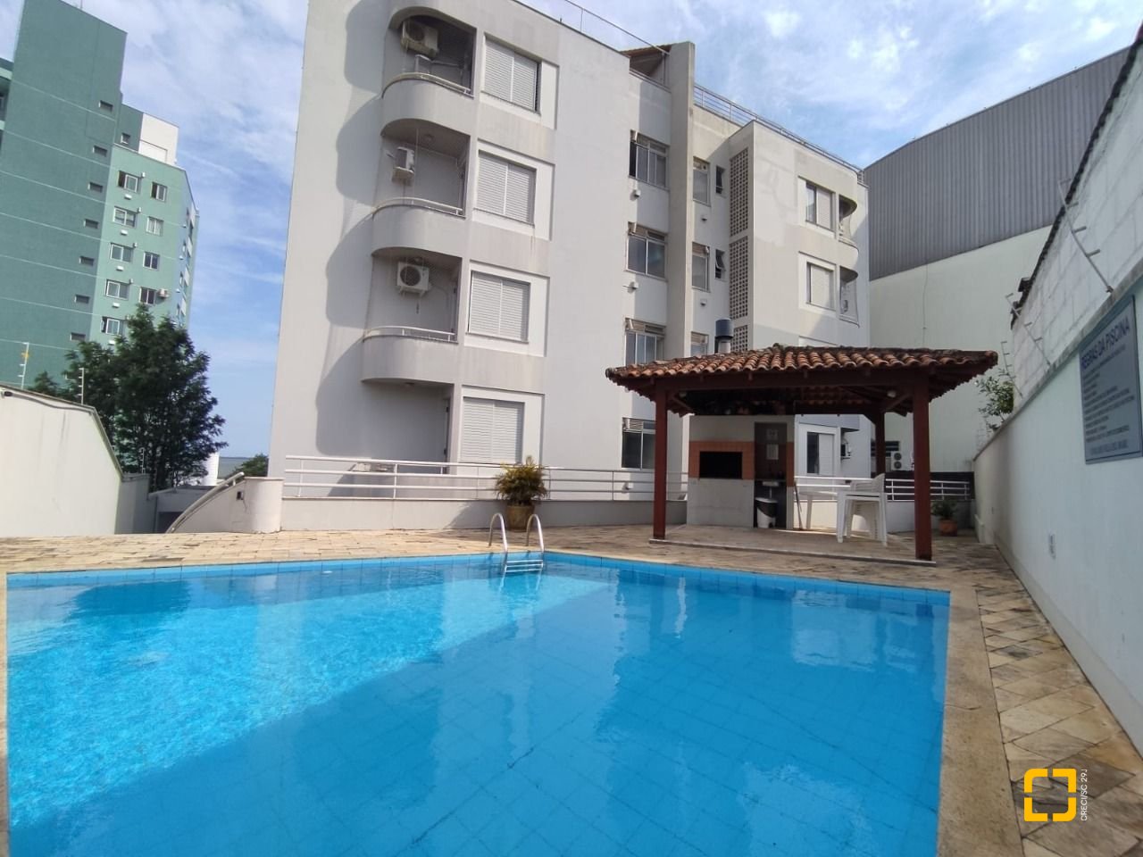 Apartamento com 104m², 4 quartos (sendo 1 suíte), 1 garagem, no bairro Coqueiros em Florianópolis